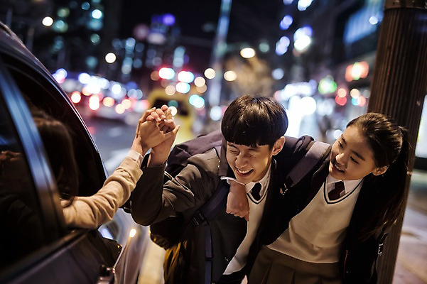 포토 JPG 손 여학생 여자 남자 교복 남학생 장난 가족 자동차 청소년 남매 야외 신체부위 10대 세명 화목 한국인 가족라이프 야간 여동생 오빠 국내포토 자연요소 학생 라이프스타일 옷 육상교통 컨셉 관계 사람 동양인 동생 파일형식