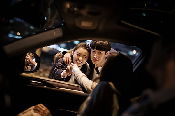 포토 JPG 여학생 여자 남자 딸 교복 아들 남학생 40대 중년 가족 자동차 청소년 엄마 악수 남매 서기 미소 앉기 여러명 상반신 성인 야외 10대 화목 한국인 가족라이프 아빠 야간 국내포토 자연요소 학생 라이프스타일 옷 육상교통 다수 컨셉 관계 모션 표정 사람 동양인 손짓 파일형식