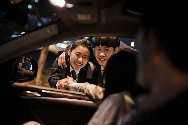 포토 JPG 여학생 여자 남자 딸 교복 아들 남학생 40대 중년 가족 자동차 청소년 엄마 악수 남매 서기 미소 앉기 여러명 상반신 성인 야외 10대 화목 한국인 가족라이프 아빠 야간 국내포토 자연요소 학생 라이프스타일 옷 육상교통 다수 컨셉 관계 모션 표정 사람 동양인 손짓 파일형식