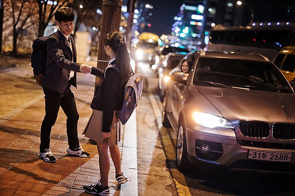 포토 JPG 전신 여학생 여자 남자 딸 교복 아들 남학생 40대 장난 가족 자동차 청소년 엄마 남매 서기 앉기 상반신 야외 10대 세명 화목 한국인 가족라이프 야간 국내포토 자연요소 학생 라이프스타일 옷 육상교통 중년 컨셉 관계 모션 사람 동양인 파일형식