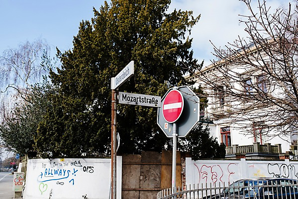 포토 JPG 주간 나무 독일 풍경 사람없음 야외 건물 표지판 브레멘 국내포토 자연요소 식물 건축물 유럽 알림판 파일형식