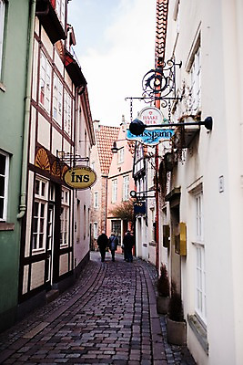 포토 JPG 주간 외국인 독일 풍경 야외 건물 세명 상점 보행자 브레멘 쉬노어거리 국내포토 자연요소 건축물 유럽 거리 사람 인종 파일형식