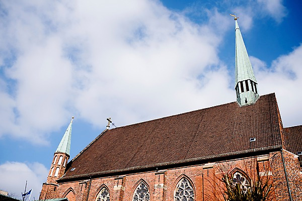 포토 JPG 주간 구름 하늘 독일 풍경 사람없음 야외 성당 브레멘 쉬노어거리 성페트리대성당 국내포토 자연요소 유럽 종교건축 거리 파일형식