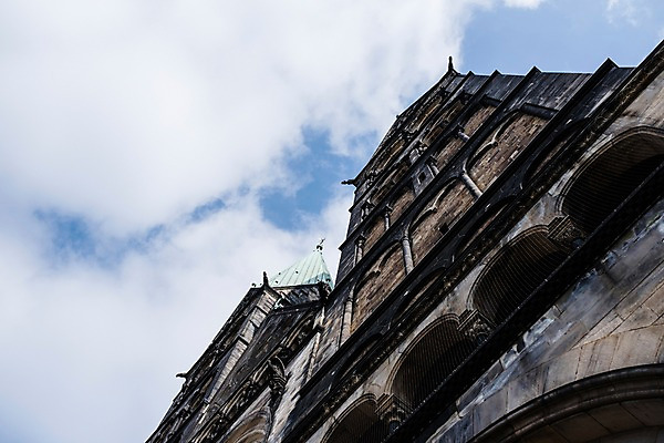포토 JPG 주간 구름 로우앵글 하늘 독일 풍경 사람없음 야외 성당 브레멘 성페트리대성당 국내포토 자연요소 유럽 뷰포인트 종교건축 파일형식