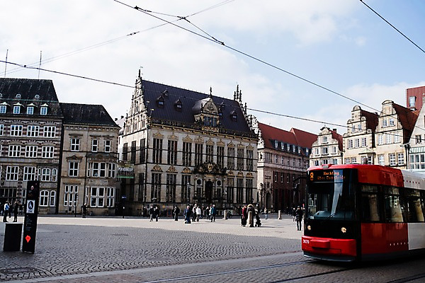 포토 JPG 주간 외국인 독일 풍경 여러명 야외 건물 보행자 전차 브레멘 브레멘상공회의소 국내포토 자연요소 건축물 유럽 육상교통 다수 대중교통 사람 인종 파일형식