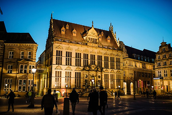 포토 JPG 외국인 야경 독일 여러명 건물 보행자 브레멘 브레멘상공회의소 국내포토 건축물 유럽 다수 사람 인종 야간 파일형식 풍경_경치