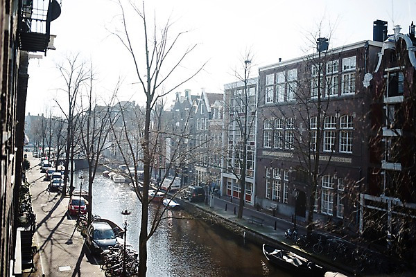 포토 JPG 자동차 풍경 사람없음 건물 강 네덜란드 암스테르담 선박 국내포토 건축물 유럽 육상교통 수상교통 파일형식