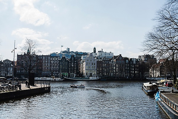 포토 JPG 주간 풍경 사람없음 야외 건물 강 도시 네덜란드 암스테르담 선박 국내포토 자연요소 건축물 유럽 수상교통 파일형식