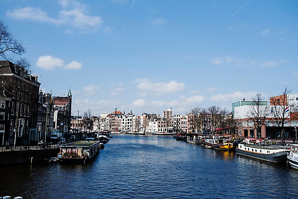 포토 JPG 구름 하늘 풍경 사람없음 건물 강 도시 네덜란드 암스테르담 선박 국내포토 자연요소 건축물 유럽 수상교통 파일형식