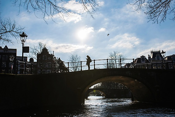 포토 JPG 주간 외국인 구름 하늘 풍경 야외 두명 다리 보행자 암스테르담 국내포토 자연요소 사람 인종 신체부위 네덜란드 파일형식