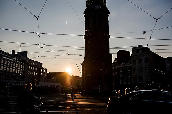 포토 JPG 주간 자동차 풍경 여러명 야외 건물 노을 탑 보행자 네덜란드 암스테르담 국내포토 자연요소 건축물 유럽 육상교통 다수 사람 파일형식