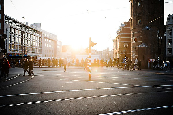 포토 JPG 주간 외국인 도로 거리 풍경 여러명 야외 건물 노을 보행자 네덜란드 암스테르담 국내포토 자연요소 건축물 유럽 길 다수 교통시설 사람 인종 파일형식