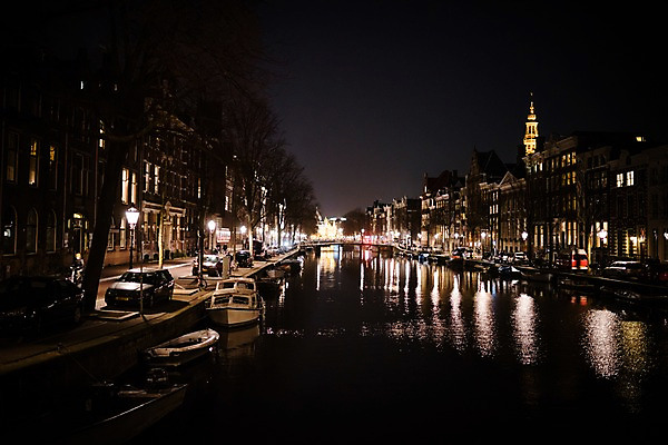 포토 JPG 야경 자동차 사람없음 야외 건물 강 네덜란드 암스테르담 선박 국내포토 건축물 유럽 육상교통 수상교통 야간 파일형식 풍경_경치