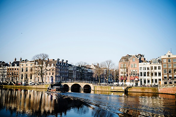 포토 JPG 주간 풍경 사람없음 야외 건물 강 다리 네덜란드 암스테르담 선박 국내포토 자연요소 건축물 유럽 수상교통 신체부위 파일형식