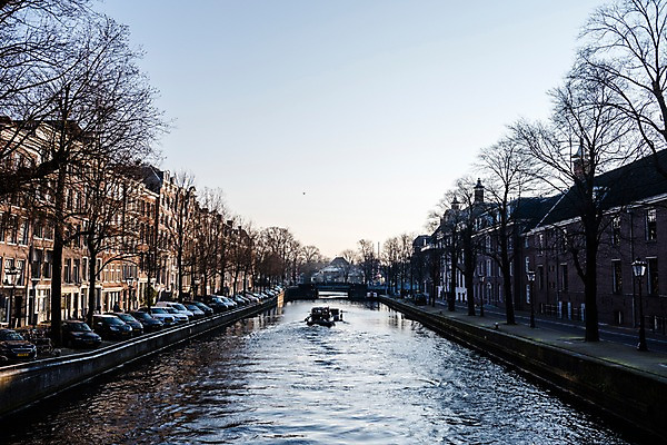 포토 JPG 주간 자동차 풍경 사람없음 야외 건물 강 네덜란드 암스테르담 선박 국내포토 자연요소 건축물 유럽 육상교통 수상교통 파일형식