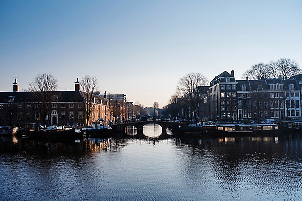 포토 JPG 주간 풍경 사람없음 야외 건물 강 다리 네덜란드 암스테르담 국내포토 자연요소 건축물 유럽 신체부위 파일형식