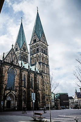 포토 JPG 주간 외국인 거리 독일 풍경 여러명 야외 건물 성당 보행자 브레멘 성페트리대성당 국내포토 자연요소 건축물 유럽 다수 종교건축 사람 인종 파일형식