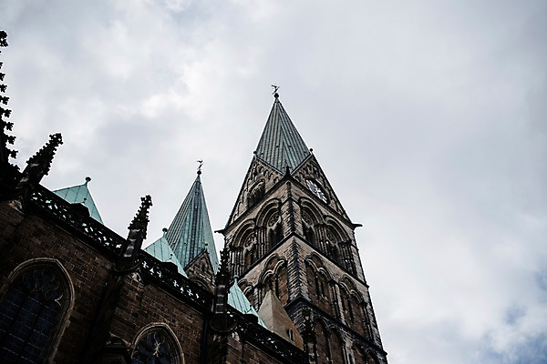 포토 JPG 구름 로우앵글 하늘 독일 풍경 사람없음 성당 브레멘 성페트리대성당 국내포토 자연요소 유럽 뷰포인트 종교건축 파일형식