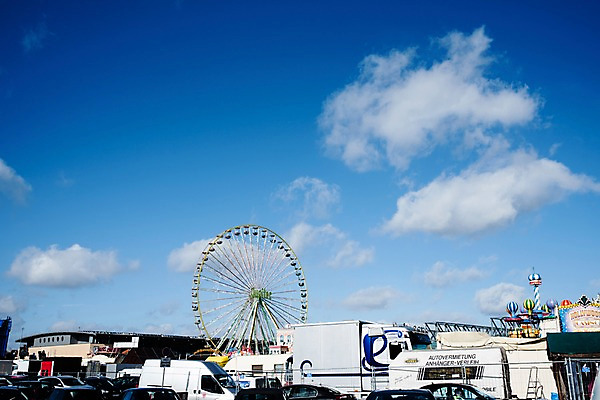 포토 JPG 구름 자동차 하늘 독일 풍경 사람없음 놀이공원 대관람차 브레멘 국내포토 자연요소 유럽 육상교통 테마파크 놀이기구 파일형식