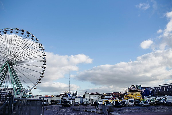 포토 JPG 주간 구름 자동차 하늘 독일 풍경 사람없음 야외 건물 대관람차 브레멘 국내포토 자연요소 건축물 유럽 육상교통 놀이기구 파일형식