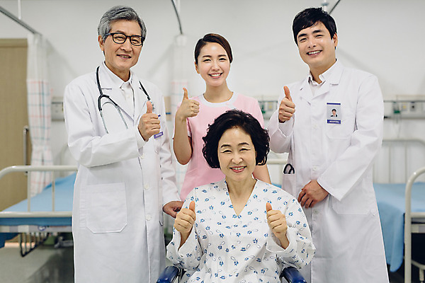 포토 JPG 여자 남자 의학 실내 병원 서기 여러명 상반신 성인 앞모습 30대 희망 한국인 환자 간호사 의사 엄지손가락 60대 간호 휠체어 추천 환자복 병실 간병인 성인만 국내포토 직업 옷 노년 감정 뷰포인트 다수 손가락 모션 사람 동양인 내부 장년 의료진 파일형식