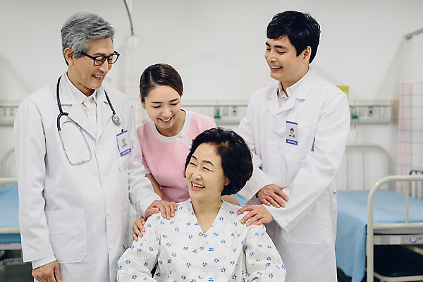 포토 JPG 여자 남자 의학 실내 병원 서기 미소 여러명 성인 앞모습 30대 한국인 환자 간호사 의사 60대 간호 휠체어 환자복 병실 간병인 성인만 국내포토 직업 옷 노년 뷰포인트 다수 모션 표정 사람 동양인 내부 장년 의료진 파일형식