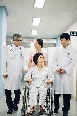 포토 JPG 전신 여자 남자 의학 실내 병원 여러명 성인 앞모습 30대 걷기 한국인 환자 간호사 의사 복도 밀기 60대 간호 휠체어 환자복 간병인 성인만 국내포토 직업 옷 노년 뷰포인트 다수 모션 사람 동양인 내부 장년 의료진 파일형식