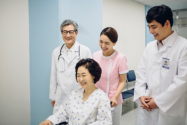 포토 JPG 여자 남자 중년 의학 실내 병원 여러명 성인 옆모습 30대 걷기 희망 한국인 환자 간호사 의사 복도 밀기 60대 간호 휠체어 환자복 간병인 성인만 국내포토 직업 옷 노년 감정 뷰포인트 다수 모션 사람 동양인 내부 장년 의료진 파일형식