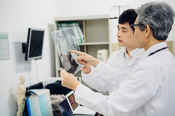 포토 JPG 남자 의학 엑스레이 실내 병원 서기 들기 성인 두명 30대 진료 한국인 의사 의사가운 60대 진료실 국내포토 노년 모션 사람 동양인 내부 장년 의료진 가운 파일형식