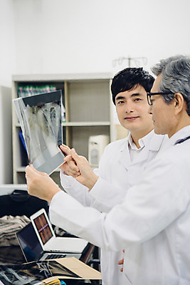 포토 JPG 남자 의학 엑스레이 실내 병원 서기 들기 성인 두명 30대 진료 한국인 의사 의사가운 60대 진료실 국내포토 노년 모션 사람 동양인 내부 장년 의료진 가운 파일형식