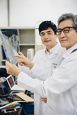 포토 JPG 남자 의학 엑스레이 실내 병원 서기 들기 성인 두명 30대 진료 한국인 환자 의사 의사가운 60대 환자복 진료실 치유 국내포토 옷 노년 모션 사람 동양인 내부 장년 의료진 가운 파일형식