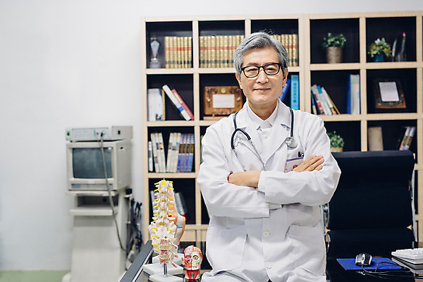 포토 JPG 노년 남자 의학 인체모형 청진기 책장 실내 병원 한명 성인 앞모습 팔짱 한국인 의사 의사가운 60대 걸터앉기 국내포토 1 뷰포인트 가구 의료기기 모션 사람 앉기 동양인 내부 모형 의료진 가운 파일형식