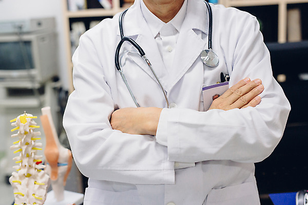 포토 JPG 노년 남자 의학 인체모형 실내 병원 한명 성인 앞모습 팔짱 한국인 의사 의사가운 60대 국내포토 1 뷰포인트 모션 사람 동양인 내부 모형 의료진 가운 파일형식