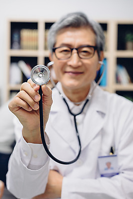 포토 JPG 노년 남자 의학 청진기 실내 병원 한명 들기 성인 앞모습 아웃포커스 한국인 의사 의사가운 60대 국내포토 1 뷰포인트 의료기기 모션 촬영기법 사람 동양인 내부 의료진 가운 파일형식