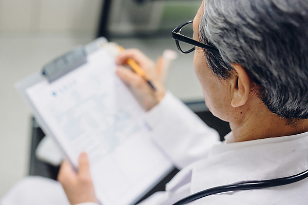 포토 JPG 노년 남자 의학 실내 병원 한명 들기 앉기 성인 옆모습 아웃포커스 진료 한국인 의사 60대 서류판 국내포토 1 뷰포인트 모션 촬영기법 사람 동양인 내부 사무용품 의료진 파일형식