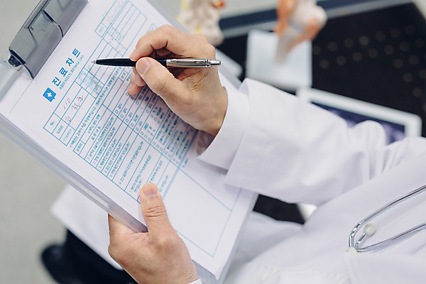 포토 JPG 남자 의학 실내 병원 한명 들기 성인 아웃포커스 진료 한국인 의사 의사가운 60대 서류판 국내포토 1 노년 모션 촬영기법 사람 동양인 내부 사무용품 의료진 가운 파일형식