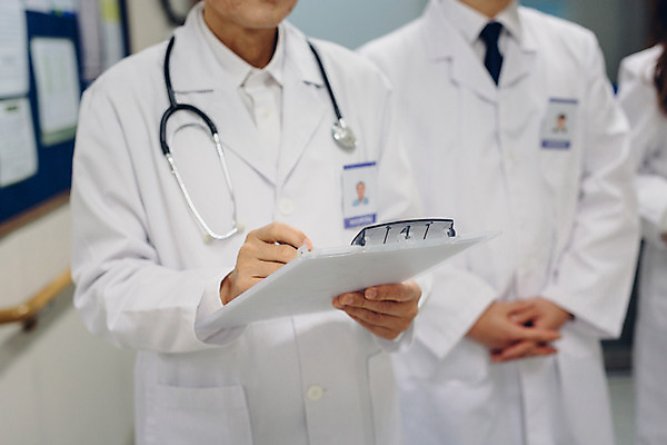 포토 JPG 여자 남자 의학 청진기 실내 병원 들기 성인 아웃포커스 세명 진료 한국인 의사 의사가운 60대 서류판 성인만 국내포토 노년 의료기기 모션 촬영기법 사람 동양인 내부 사무용품 의료진 가운 파일형식