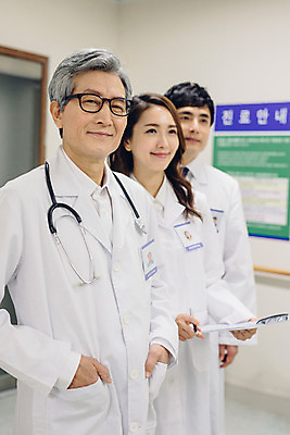 포토 JPG 여자 노년 남자 의학 청진기 실내 병원 성인 아웃포커스 세명 30대 한국인 의사 의사가운 복도 60대 서류판 성인만 국내포토 의료기기 촬영기법 사람 동양인 내부 장년 사무용품 의료진 가운 파일형식