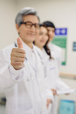 포토 JPG 여자 남자 의학 실내 병원 손짓 상반신 성인 아웃포커스 세명 한국인 의사 엄지손가락 의사가운 60대 성인만 국내포토 노년 손가락 모션 촬영기법 사람 동양인 내부 의료진 가운 파일형식