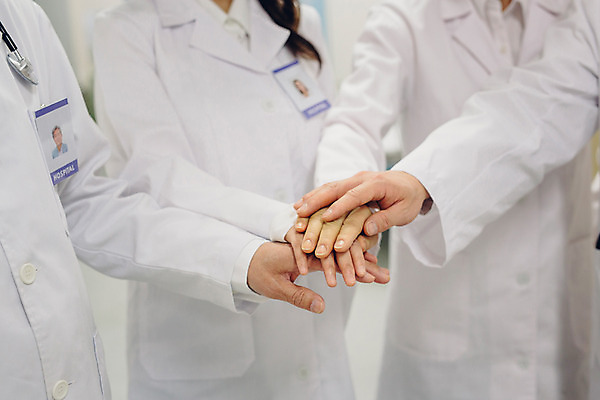 포토 JPG 손 여자 남자 의학 실내 병원 서기 손짓 여러명 상반신 성인 아웃포커스 신체부위 30대 한국인 의사 의사가운 60대 손모으기 성인만 국내포토 노년 다수 모션 촬영기법 사람 동양인 내부 장년 의료진 가운 파일형식