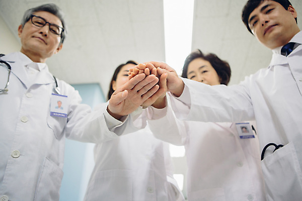 포토 JPG 여자 남자 로우앵글 의학 실내 무표정 병원 여러명 성인 아웃포커스 30대 한국인 의사 의사가운 60대 손모으기 성인만 국내포토 노년 감정 뷰포인트 다수 촬영기법 표정 사람 동양인 손짓 내부 장년 의료진 가운 파일형식