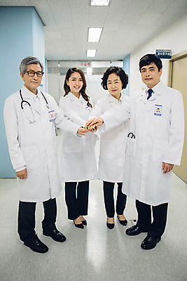 포토 JPG 전신 여자 남자 청진기 실내 병원 서기 여러명 성인 앞모습 30대 한국인 의사 의사가운 복도 60대 손모으기 성인만 국내포토 노년 뷰포인트 다수 의학 의료기기 모션 사람 동양인 손짓 내부 장년 의료진 가운 파일형식