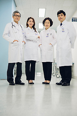 포토 JPG 전신 여자 노년 남자 실내 병원 서기 여러명 성인 앞모습 30대 팔짱 한국인 의사 의사가운 복도 60대 주머니손 성인만 국내포토 뷰포인트 다수 의학 모션 사람 동양인 내부 장년 의료진 가운 파일형식