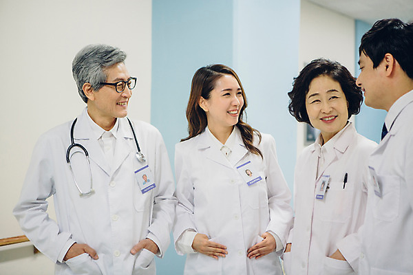 포토 JPG 여자 남자 의학 청진기 실내 병원 대화 서기 여러명 상반신 성인 30대 한국인 의사 의사가운 복도 60대 성인만 국내포토 노년 다수 의료기기 모션 말하기 사람 동양인 내부 장년 의료진 가운 파일형식