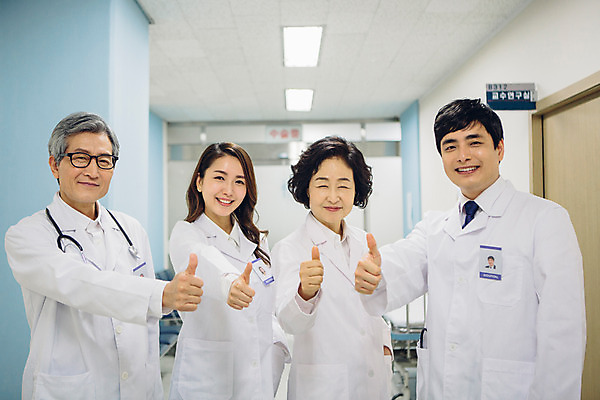 포토 JPG 여자 남자 의학 실내 병원 서기 손짓 여러명 상반신 성인 30대 한국인 의사 엄지손가락 의사가운 복도 60대 추천 성인만 국내포토 노년 다수 손가락 모션 사람 동양인 내부 장년 의료진 가운 파일형식