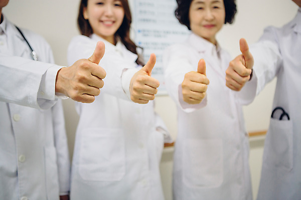 포토 JPG 여자 남자 의학 실내 병원 서기 손짓 여러명 상반신 성인 아웃포커스 30대 한국인 의사 엄지손가락 의사가운 60대 추천 성인만 국내포토 노년 다수 손가락 모션 촬영기법 사람 동양인 내부 장년 의료진 가운 파일형식