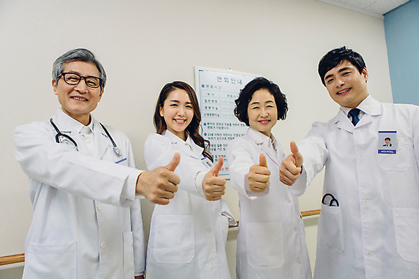 포토 JPG 여자 남자 의학 청진기 실내 병원 서기 손짓 여러명 상반신 성인 30대 한국인 의사 엄지손가락 의사가운 복도 60대 추천 성인만 국내포토 노년 다수 손가락 의료기기 모션 사람 동양인 내부 장년 의료진 가운 파일형식