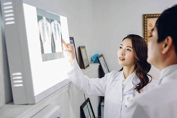 포토 JPG 응시 여자 남자 의학 엑스레이 실내 병원 서기 상반신 성인 두명 옆모습 30대 한국인 의사 가리킴 의사가운 진료실 성인만 국내포토 시선 뷰포인트 모션 사람 동양인 손짓 내부 장년 진료 의료진 가운 파일형식