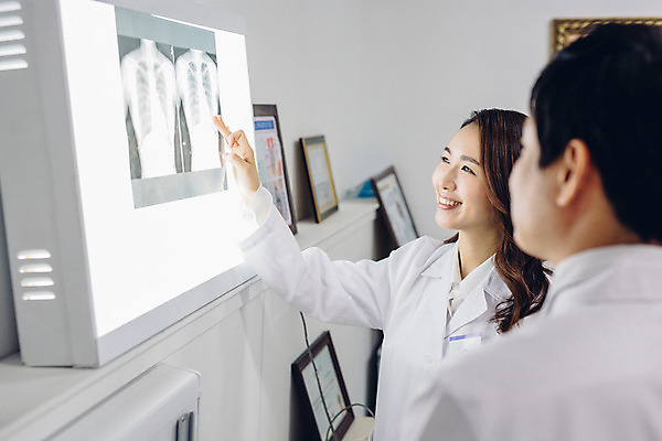 포토 JPG 응시 여자 남자 의학 엑스레이 실내 병원 서기 상반신 성인 두명 옆모습 30대 한국인 의사 가리킴 의사가운 진료실 성인만 국내포토 시선 뷰포인트 모션 사람 동양인 손짓 내부 장년 진료 의료진 가운 파일형식