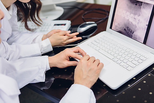 포토 JPG 손 여자 남자 의학 엑스레이 실내 병원 서기 상반신 성인 두명 신체부위 30대 노트북 한국인 의사 성인만 국내포토 모션 사람 동양인 내부 장년 전자제품 의료진 파일형식